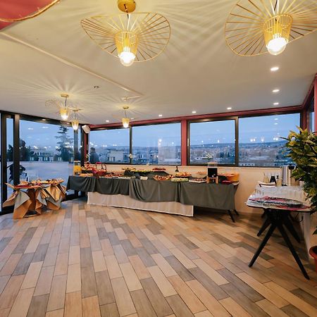 Brosse Garden Hotel Tbilisi Bagian luar foto