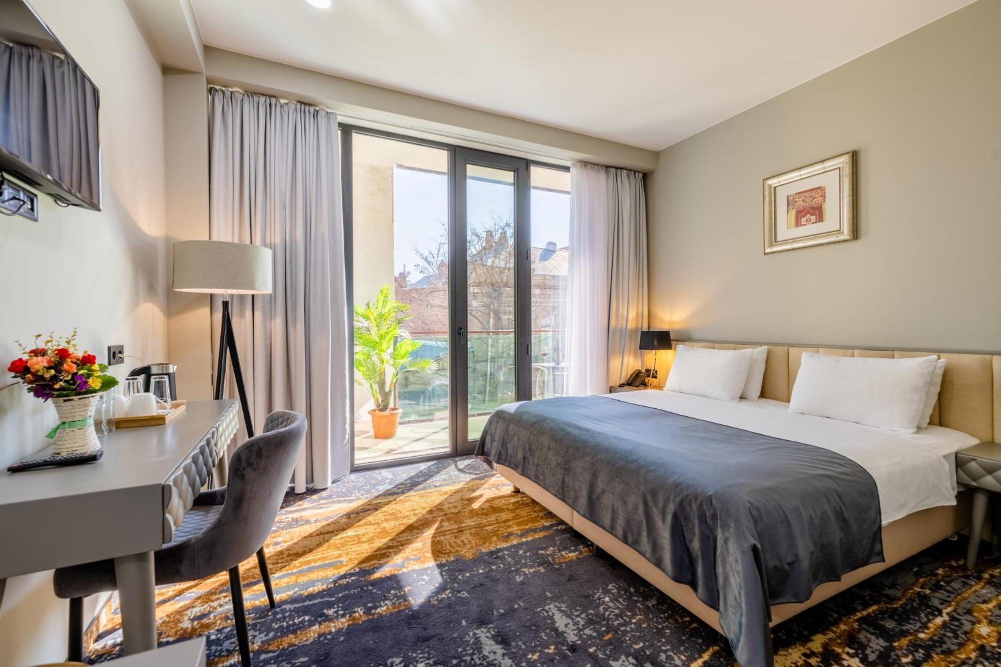Brosse Garden Hotel Tbilisi Bagian luar foto
