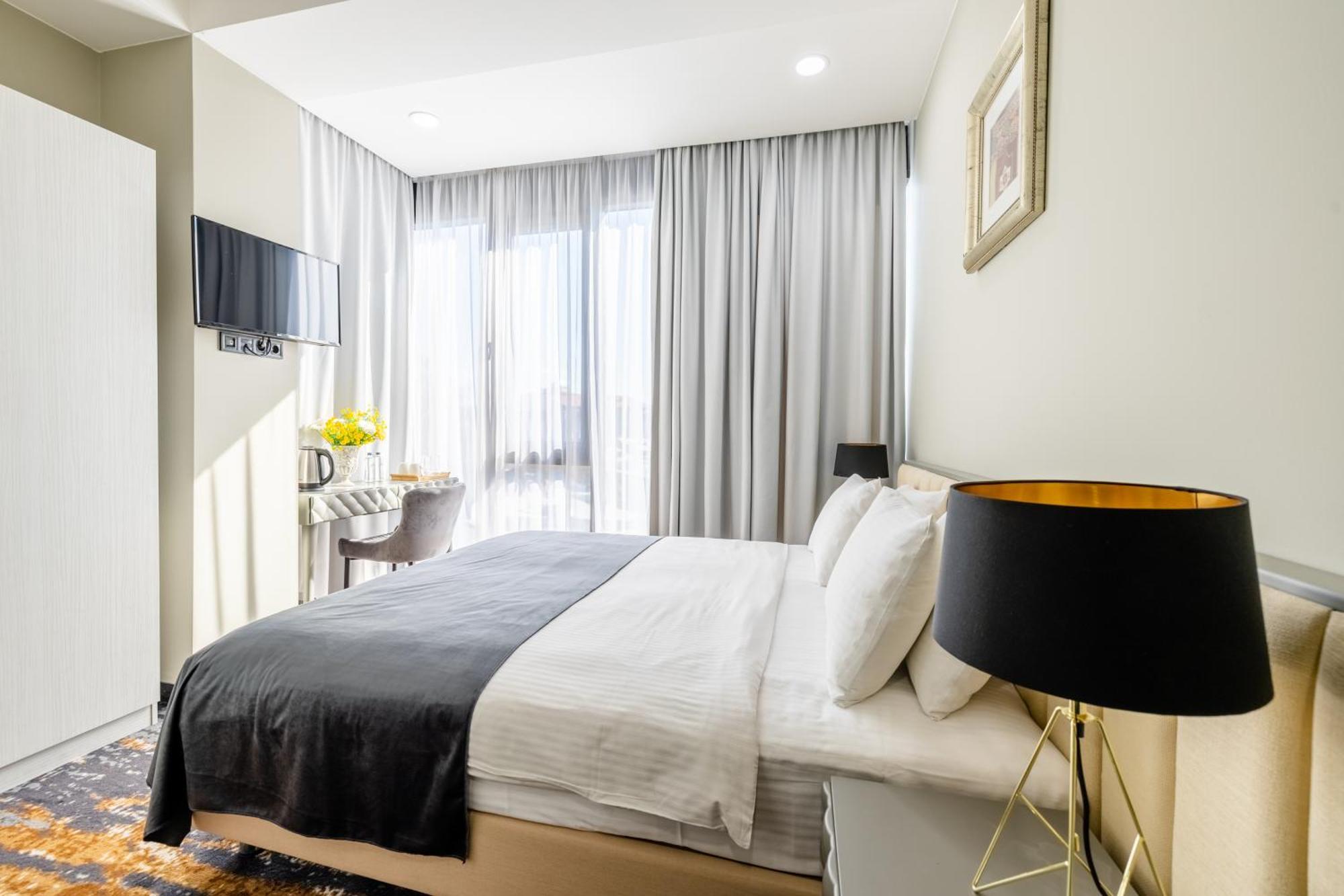 Brosse Garden Hotel Tbilisi Bagian luar foto