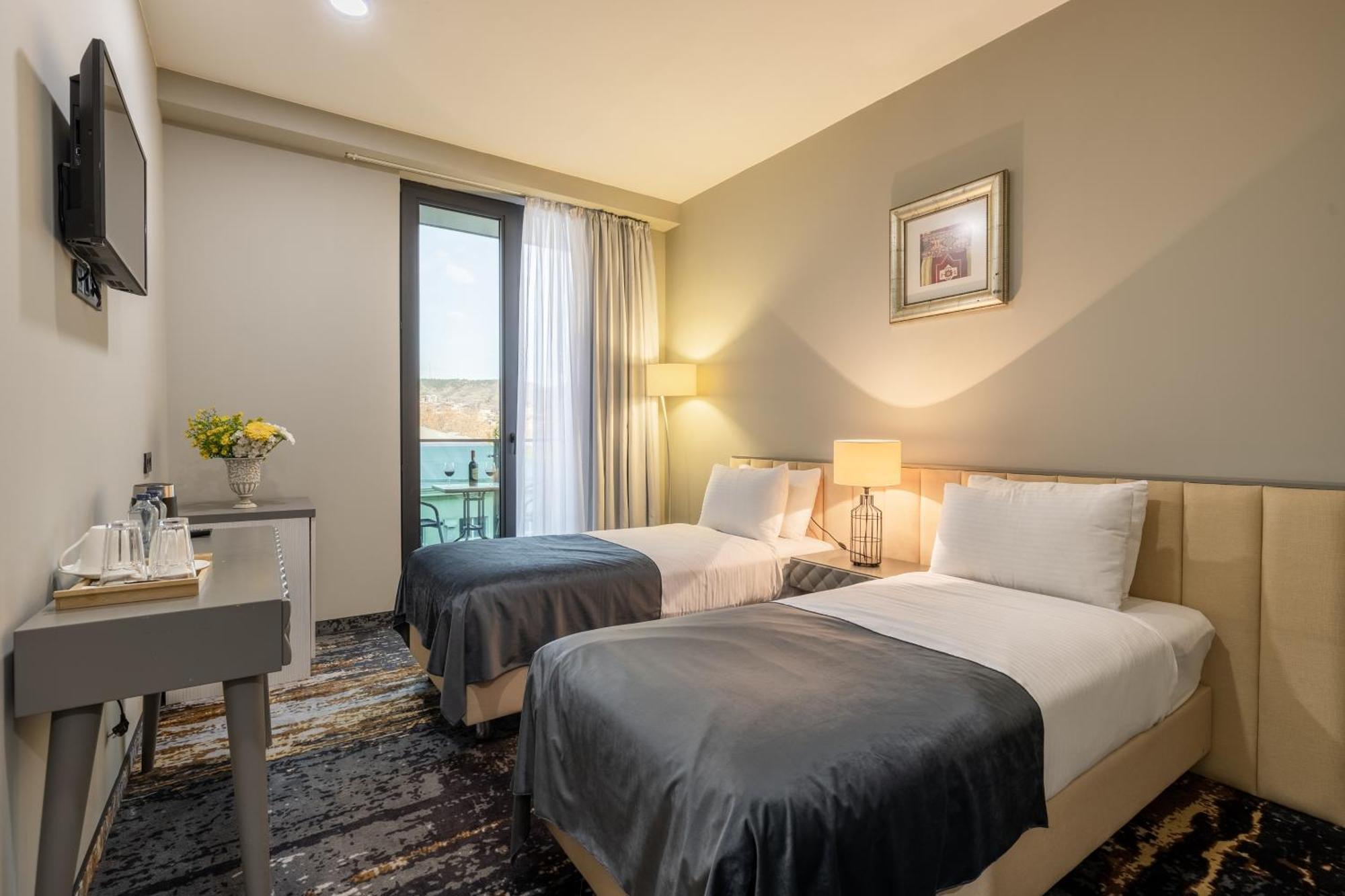Brosse Garden Hotel Tbilisi Bagian luar foto