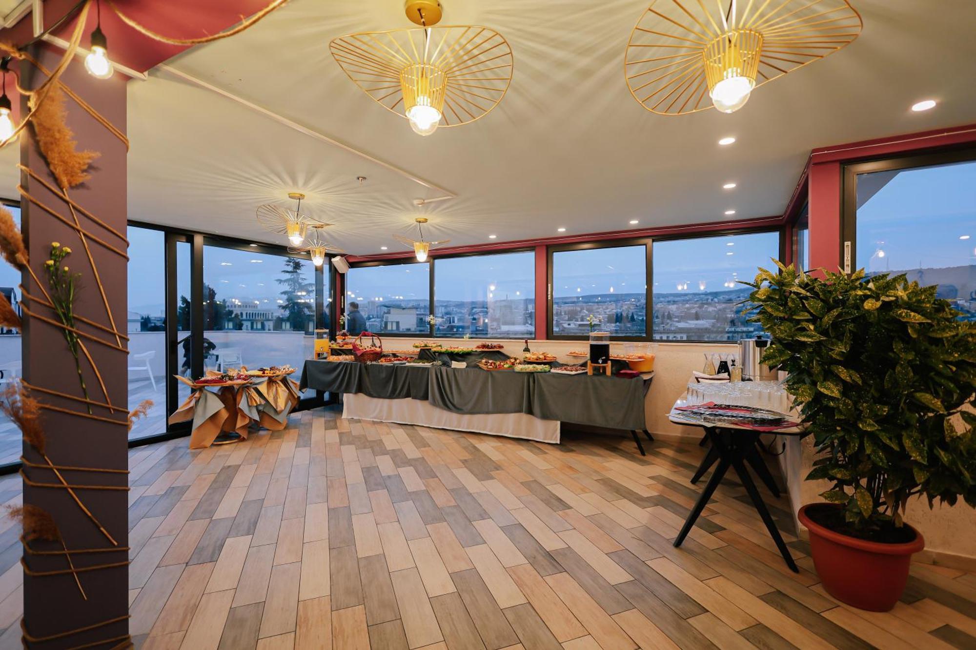 Brosse Garden Hotel Tbilisi Bagian luar foto