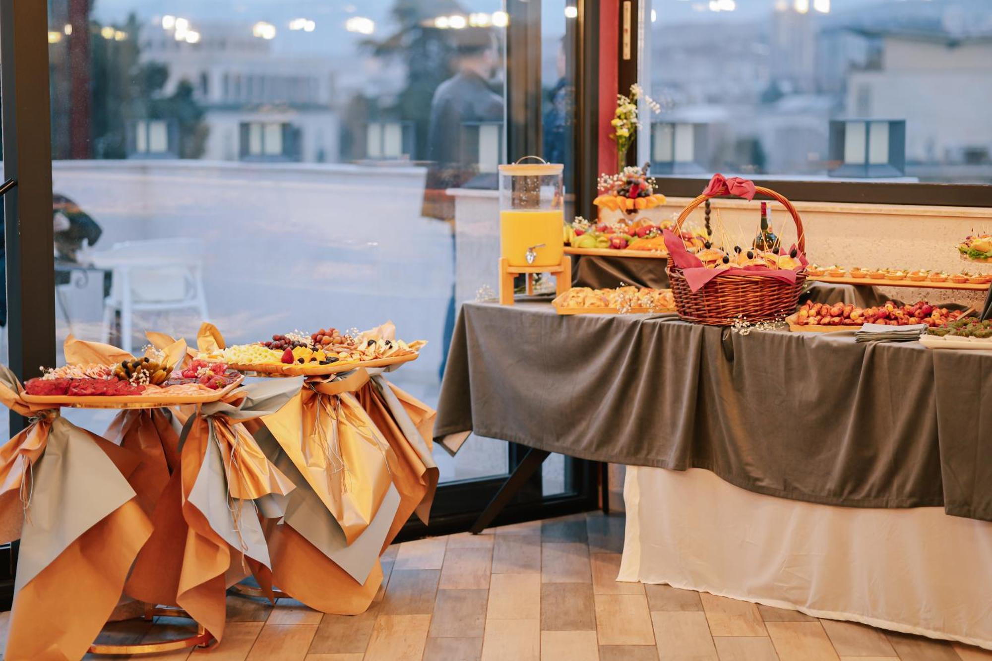 Brosse Garden Hotel Tbilisi Bagian luar foto